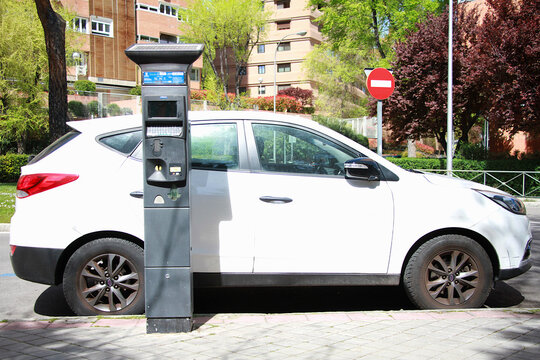 Parqu&iacute;metro coche aparcado zona ser estacionar hora multa aparcamiento prohibido