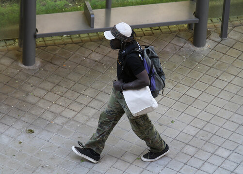 Negro inmigrante extranjero color de piel etnia papeles documentaci&oacute;n, racismo y xenofobia
