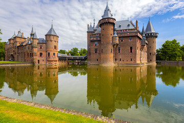 Fototapeta premium UTRECHT, NETHERLANDS, JULY 18, 2025 - The magnificent building of De Haar Castle. It is the largest and most luxurious castle in the Netherlands, near Haarzuilens in the province of Utrecht