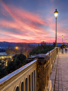Coucher de soleil rouge ros&eacute;, boulevard des pyr&eacute;n&eacute;es &agrave; pau
