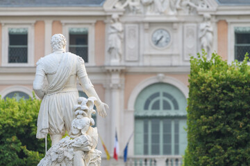 Obraz premium La statue d'Henri 4 Henri IV) de dos, fait face à la mairie de Pau, place Royale