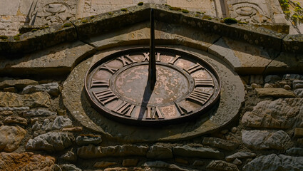 Obraz premium Ancient Sundial on Stone Wall with Roman Numerals - Timeless Timepiece Detail