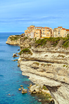 Maisons color&eacute;es au bord du vide sur le rocher de calcaire de Bonifacio