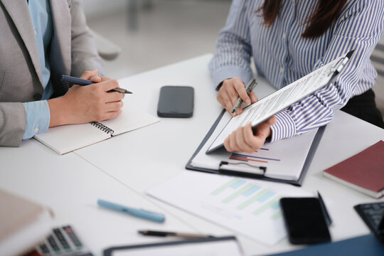 mentor teaching trainee for business skill or career development