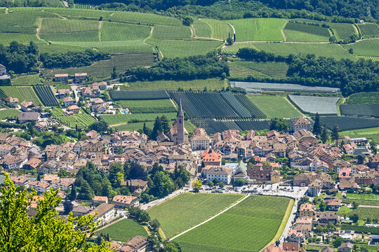 Kaltern, Caldaro, Weinstrasse, Weindorf, Kirche, Pfarrkirche, Kalterer See, Lago di Caldaro, Kirchturm, Marktplatz, Weinberge, Weinbauer, S&uuml;dtirol, Fr&uuml;hling, Sommer, Italien