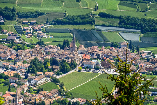 Kaltern, Caldaro, Weinstrasse, Weindorf, Kirche, Pfarrkirche, Kalterer See, Lago di Caldaro, Kirchturm, Marktplatz, Weinberge, Weinbauer, S&uuml;dtirol, Fr&uuml;hling, Sommer, Italien