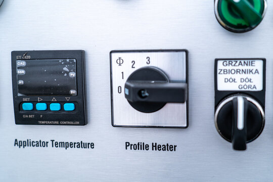 Control panel displaying temperature controller, profile heater switch, and tank heating options