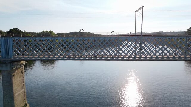 Drone de pessoa a atravessar a ponte rodoferrovi&aacute;ria Valen&ccedil;a Tui Portugal Espanha