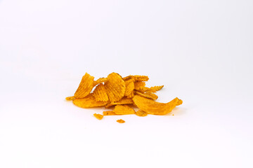 Naklejka premium A small pile of ridged potato chips seasoned with paprika or chili powder isolated on white background