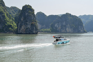 Fototapeta premium Halong Bay Limestone Karsts with yatch in motion