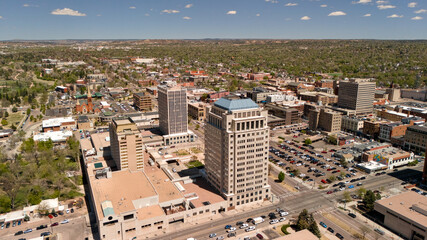 Obraz premium Aerial view of Colorado Springs downtown featuring prominent office tower with blue roof amid city