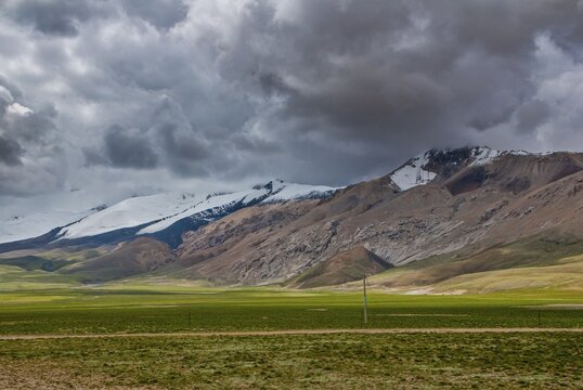 Open tibetan landscape along the road from Gerze to Tsochen, Western Tibet, Asia