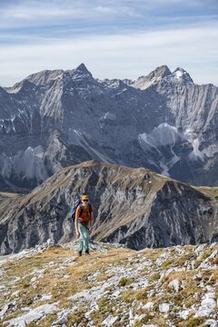Female hiker on hiking trail, hiking to Gamsjoch, Laliderer Wand and Laliderer Spitze, eastern Karwendel, Tyrol, Austria