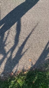donna che cammina sulla strada con scarpe rosa