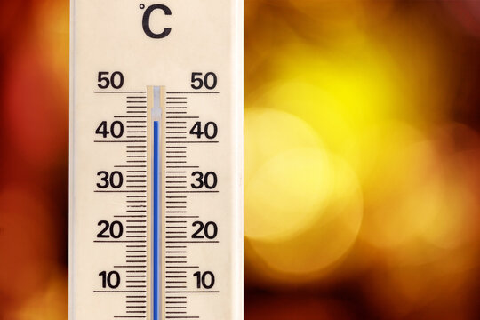 Climat et m&eacute;t&eacute;orologie, hausse des temp&eacute;ratures et vague de chaleur - thermom&egrave;tre affichant une temp&eacute;rature de 44 degr&eacute; Celius