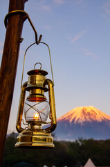 Vintage lantern with Mount Fuji at sunrise © 暁史 平田