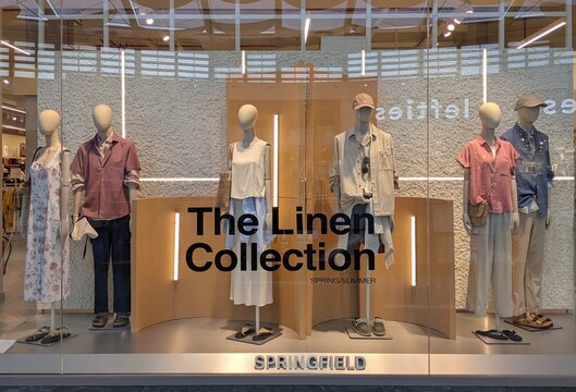 Escaparate con maniqu&iacute;es con ropa de moda femenina y masculina de primavera y verano con texto The Linen Collection, en tienda de ropa Springfield en Madrid, Espa&ntilde;a, 4 de mayo de 2026