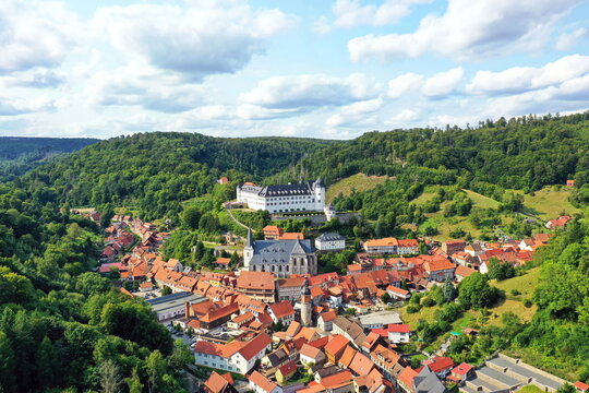 Malerische Luftaufnahme von Stolberg im Harz mit historischen Fachwerkh&auml;usern, eingebettet in die gr&uuml;ne Berglandschaft mit Blick auf das Schloss. Perfekt f&uuml;r Tourismus und Reisen.