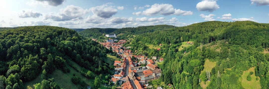 Malerische Luftaufnahme von Stolberg im Harz mit historischen Fachwerkh&auml;usern, eingebettet in die gr&uuml;ne Berglandschaft mit Blick auf das Schloss. Perfekt f&uuml;r Tourismus und Reisen.
