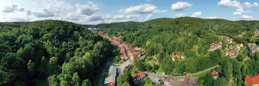 Malerische Luftaufnahme von Stolberg im Harz mit historischen Fachwerkh&auml;usern, eingebettet in die gr&uuml;ne Berglandschaft mit Blick auf das Schloss. Perfekt f&uuml;r Tourismus und Reisen.