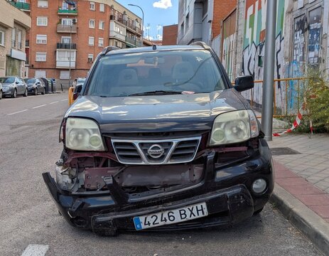 Parte delantera de un coche accidentado Nissan X-Trail, con parachoques desprendido, la rejilla frontal rota y los faros desalineados. Madrid, Espa&ntilde;a, 4 de mayo de 2026