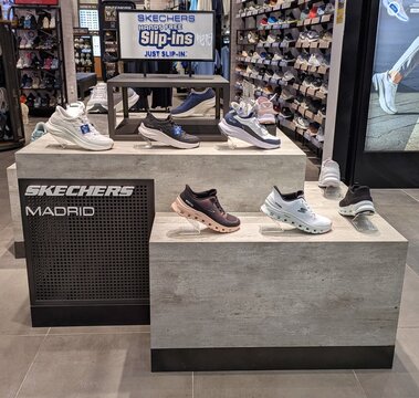 Expositor con calzado deportivo de tienda Skechers del centro comercial Islazul de Madrid, Espa&ntilde;a, 4 de mayo de 2026