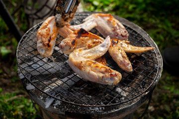 七輪で手羽先を焼く © Nii Koo Nyan