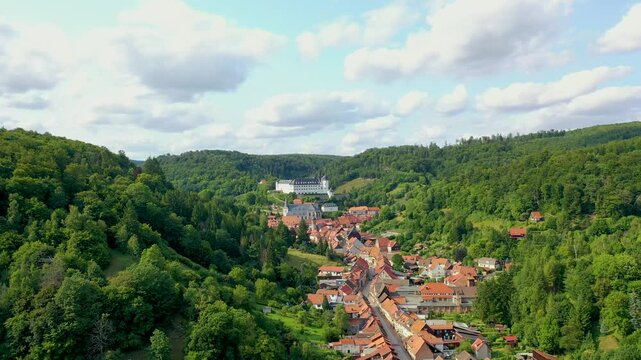 Malerische Luftaufnahme von Stolberg im Harz mit historischen Fachwerkh&auml;usern, eingebettet in die gr&uuml;ne Berglandschaft mit Blick auf das Schloss. Perfekt f&uuml;r Tourismus und Reisen.