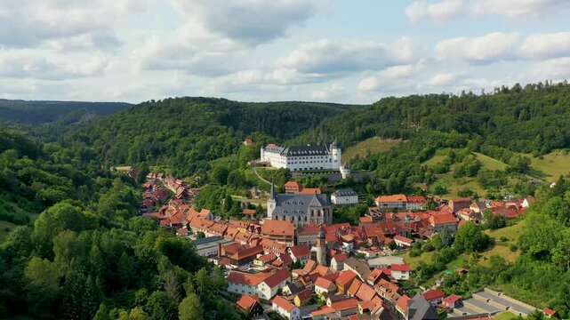 Malerische Luftaufnahme von Stolberg im Harz mit historischen Fachwerkh&auml;usern, eingebettet in die gr&uuml;ne Berglandschaft mit Blick auf das Schloss. Perfekt f&uuml;r Tourismus und Reisen.
