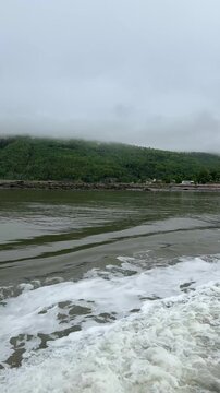 Brume sur le fleuve en Charlevoix, Qu&eacute;bec, Canada.	
