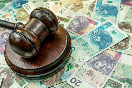 Judge's gavel and Polish zloty banknotes