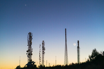 Nightscape photography of telecommunication towers with Moon, Jupiter and Venus alignment © Hector