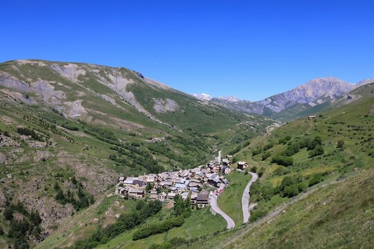 Le village du Chazelet et le Pic du Mas de la Grave - La Grave-La Meije - Hautes-Alpes