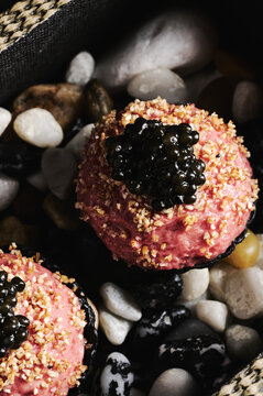 Tartar balls with caviar