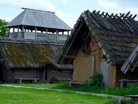 Rekonstrukcja  wczesno średniowiecznej osady    na Wolińskiej Kępie  gdzie znajduje się skansen z obiektami nawiązującymi do architektury wczesnośredniowiecznej. Otaczają je wały obronne oraz fragment