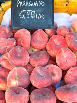 Paraguayo peaches arranged with chalkboard label