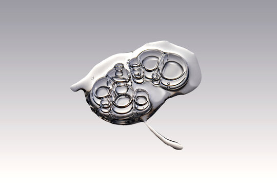 Clear cosmetic fluid with bubbles forming a transparent gel texture