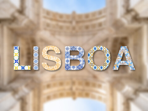 Lissabon - Lisboa Schriftzug aus portugiesischen Azulejo-Fliesen vor weichgezeichnetem Arco da Rua Augusta