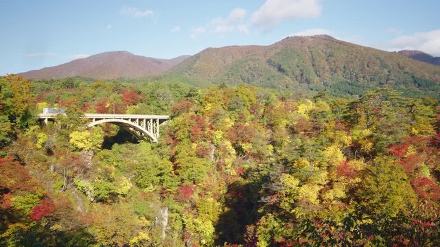 紅葉の名所 秋の鳴子峡の風景　Autumn scenery of Naruko Gorge, a famous spot for autumn foliage.