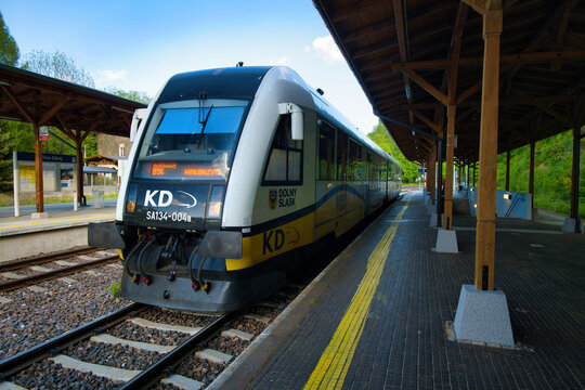Regional train from Kłodzko to Wałbrzych at the quiet wooden platform station in Jedlina Zdr&oacute;j