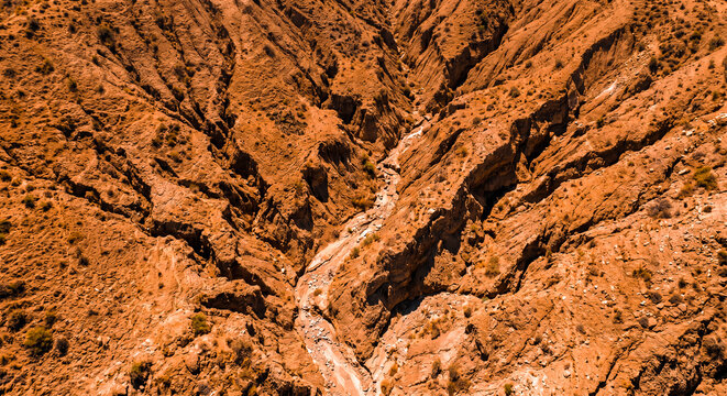 A highly fragmented relief by erosion processes, characteristic of arid or semi-arid areas.Torrential erosion, the surface is furrowed by deep ravines and ditches formed by the action of flowing water