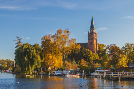 Blick &uuml;ber die M&uuml;ritz zur St.-Marien-Kirche in R&ouml;bel/M&uuml;ritz