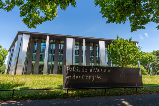 Strasbourg, France - 13 juin 2026: Vue ext&eacute;rieure du Palais de la musique et des congr&egrave;s de Strasbourg, complexe d&eacute;di&eacute; aux congr&egrave;s, aux conf&eacute;rences et aux concerts de musique