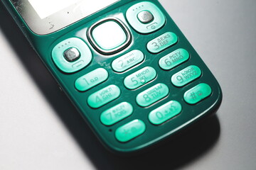 Obraz premium A close-up view of a cell phone on a table, ideal for use in articles about technology and communication