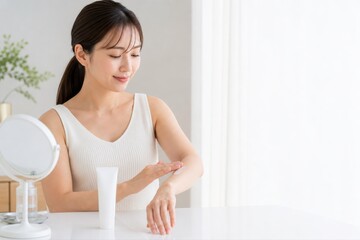 Naklejka premium 洗面台のチューブを置く朝のスキンケア女性の肌悩み