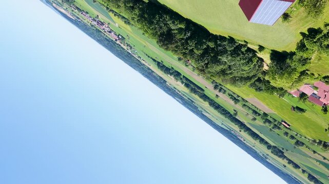 Historischer R&ouml;merturm inmitten eines dichten, gr&uuml;nen Waldst&uuml;cks, umgeben von weiten Feldern und Wiesen in einer idyllischen l&auml;ndlichen Landschaft aus der Vogelperspektive fotografiert.