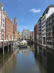 Fototapeta premium der Bleichenfleet - ein Kanal im Zentrum von Hamburg