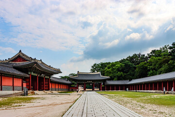 Obraz premium Wide landscape view of the historic courtyard and stone pathway at Changdeokgung Palace, Seoul, South Korea.