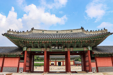 Fototapeta premium Traditional Injeongmun Gate leading to Injeongjeon Hall under a blue sky at Changdeokgung Palace, Seoul, South Korea.