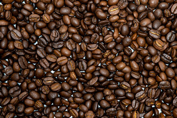 Obraz premium Full frame roasted coffee bean background on a white surface